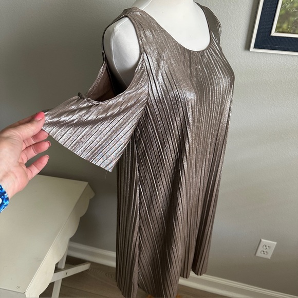 She & Sky Bronze Gold Metallic Pleated Cold Shoulder Dress Women’s Small - Picture 3 of 9